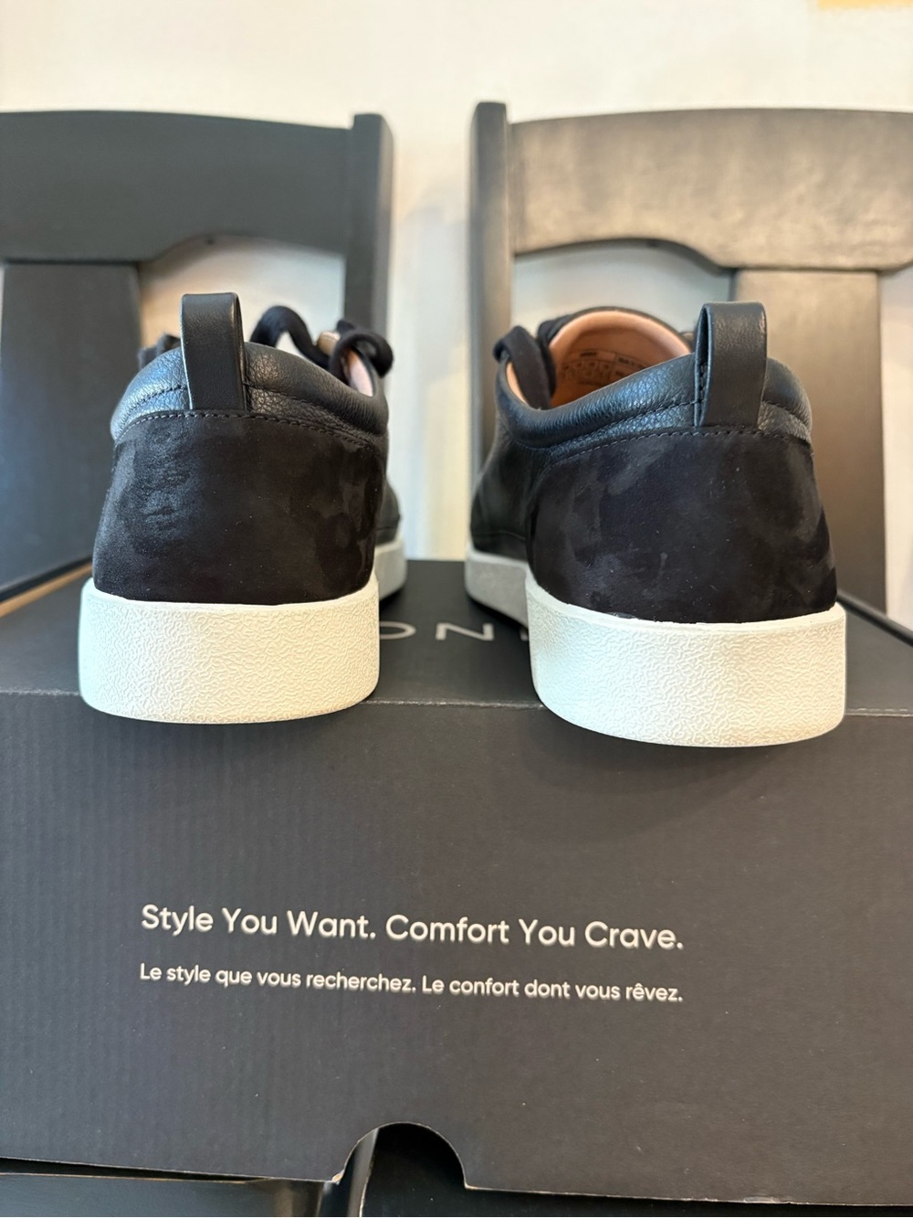 Woman’s Vionic Winny black leather and suede - Picture 8 of 12